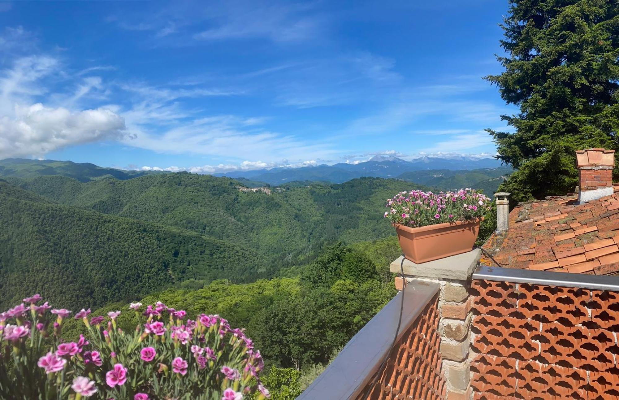 Holidays Crasciana, Con Terrazza Vista Sulle Alpi Apuane. Holiday home Crasciana